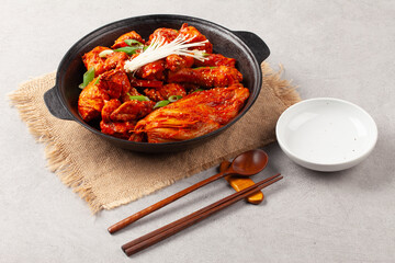 닭볶음탕은 닭고기를 토막 쳐서 양념과 물을 넣고 끓인 음식. 
Dakbokkeumtang is a dish made by boiling chicken pieces with seasoning and water.
