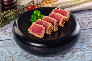 Tuna tataki roasted and raw