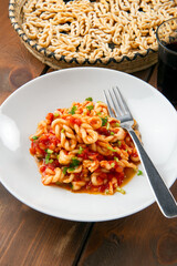 Lorighittas al pomodoro, tipica pasta artigianale sarda, cibo italiano 