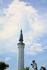 Obraz premium Mosque tower with cloudy blue sky