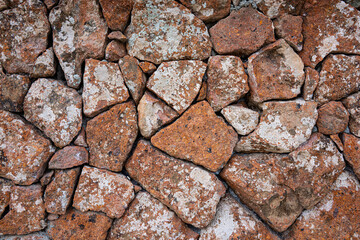 Fototapeta premium A wall made of rocks with a white substance on it