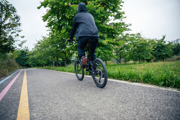 Naklejka premium Riding bike at the bike lane
