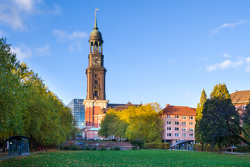 Hamburger Michel entzerrt sonnig Herbst