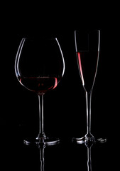 Still life di bicchieri con profilo di luce