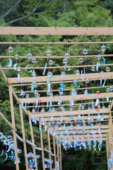 木製の回廊に吊るされたガラスの風鈴