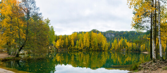 Panoramiczny widok na sztuczne jezioro Narodowego Rezerwatu Przyrody w Czechach 2025