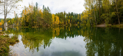 Jezioro Narodowego Rezerwatu Przyrody Skalnego Miasta w Czechach 2025
