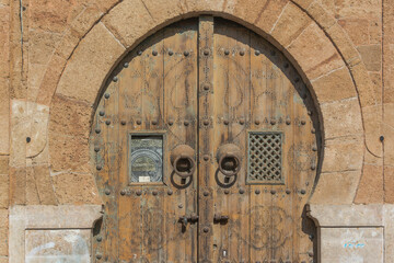 drewniane wrota bramy w arabskim stylu