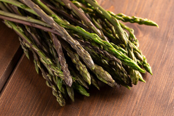 Mazzetto di asparagi selvatici freschi, alimentazione biologica 