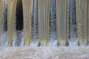 Staustufe bei Hochwasser