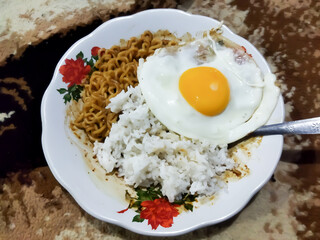 Rice with Noodle and fried egg