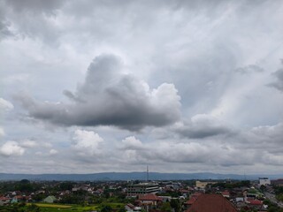 Obraz premium Overcast Sky over a Sprawling Town