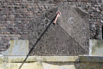 Antica meridiana medievale assolata in marmo