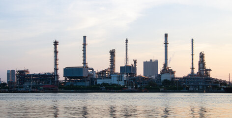 Obraz premium Refinery Oil and Gas Power Energy Industrial at Twilight, Oil Refinery And Petrochemical Plant Pipeline Steel, Refinery Factory Oil Storage Tank And Pipeline Steel.