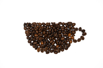 Kaffetasse aus Kaffebohnen auf weißem Hintergund