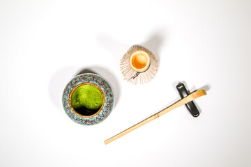 Matcha-Tee mit Utensilien auf weißem Hintergrund