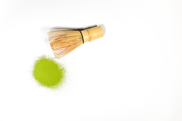 Matcha Pulver auf weißem Hintergrund