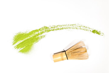 Matcha Pulver auf weißem Hintergrund