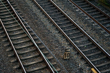 Fototapeta premium bahngleise in einer ruhigen urbanen umgebung. die aufnahme zeigt parallele schienen, die sich in die ferne ziehen, und vermittelt ein gefühl von richtung, bewegung und moderner infrastruktur. klare li