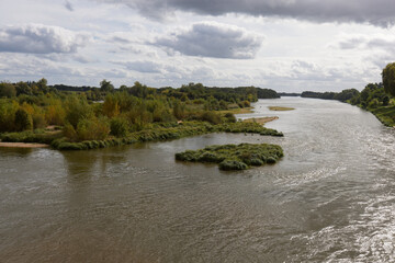 L'aval de la Loire &agrave; Beaugency dans le d&eacute;partement du Loiret - France.