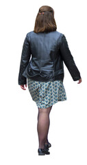 jeune femme vue de dos, elle marche en veste en cuir noire, robe à motifs et chaussures vernies, attitude décontractée en extérieur par temps printanier
