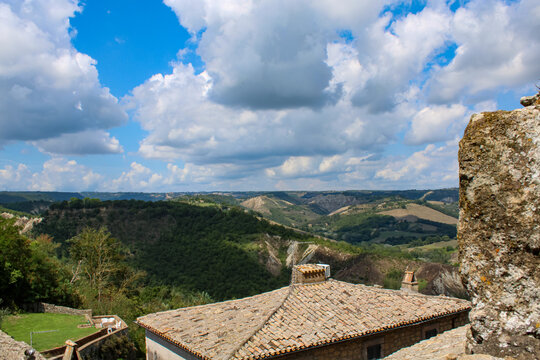 La valle del Tevere con i calanchi di argilla e cielo con nuvole a Civitella d'Agliano
