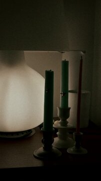 une lampe et des bougies dans la penombre 