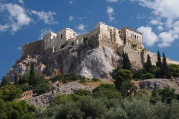 Obraz premium Areopagus Hill in Athens: A Summer's Day with a Cloudless Sky Over the Historic Rock
