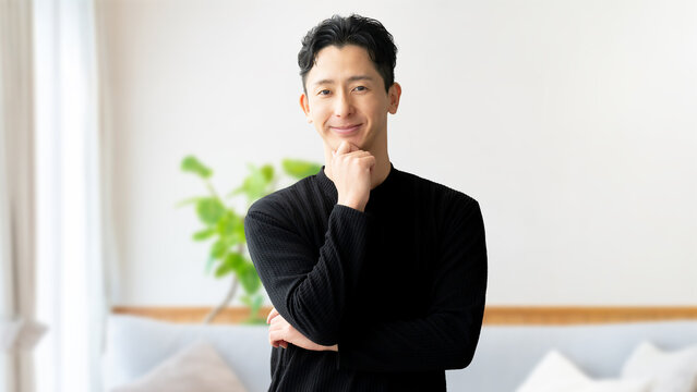 リビングで微笑む男性