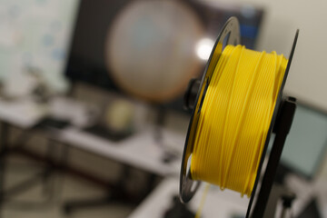 A 3D printer's cable reel prints a clear white plastic model using cutting-edge technology, focusing on a specific point, in the lab.