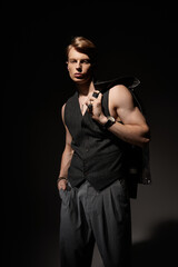 Obraz premium Young man showcasing modern masculinity in stylish urban attire