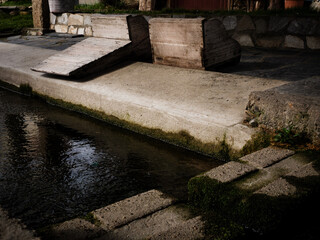 La imagen muestra un&nbsp;lavadero p&uacute;blico tradicional en un peque&ntilde;o pueblo del  Bierzo, una construcci&oacute;n com&uacute;n en pueblos de Espa&ntilde;a y otros lugares antes de la popularizaci&oacute;n de las lavadoras dom&eacute;sticas.&nbsp;