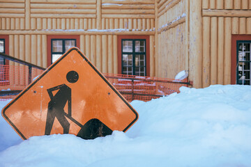 Un panneau indiquant un homme travaillant dans la neige