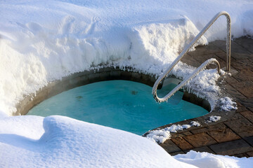 Un spa extérieur en hiver au Québec, au Canada