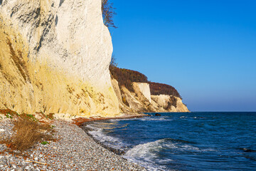 Kreidefelsen im Herbst an der Küste der Ostsee auf der Insel Rügen