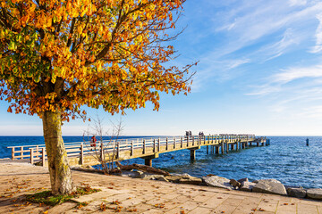 Promenade und Seebrücke im Herbst in der Stadt Sassnitz auf der Insel Rügen