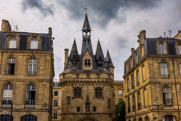 Fototapeta premium Le monument de la Porte Cailhau à Bordeaux en France