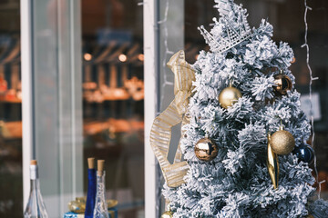 クラフトサーカス、クリスマスツリーが店先に飾られた風景、淡路島、日本