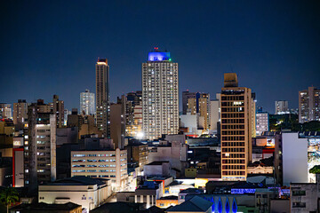 Naklejka premium Noite dramática na região central de Campinas. Vida urbana em grandes centros a noite. 