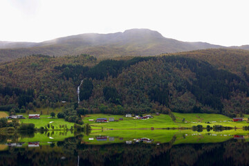 Naklejka premium Oppheimsvatnet Lake in Voss, Norway – Reflected Valley with Waterfall and Misty Mountain