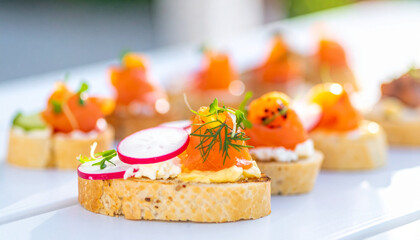 Przekąski na imprezę mini kanapeczki z łososiem