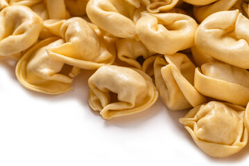 Cappelletti freschi, tipica pasta all'uovo ripiena di carne, cibo italiano 