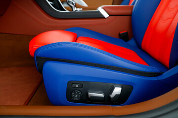 rot blauer Ledersitz in einem Fahrzeug