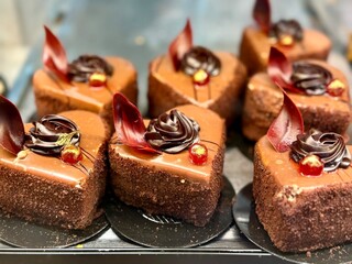 gros plan sur des petits gateaux au chocolat en forme de coeur