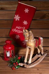 Decoraci&oacute;n navide&ntilde;a sobre fondo de madera.