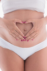 Mujer embarazada con ropa interior blanca.