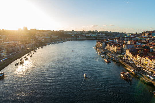 Atardecer en Oporto con vistas panor&aacute;micas de la ciudad y el r&iacute;o 2026, Sunset in Porto panoramic city and river views 2026, Panoramischer Sonnenuntergang &uuml;ber Porto und dem Fluss 2026, 2026年 ポルトの街と川のパ