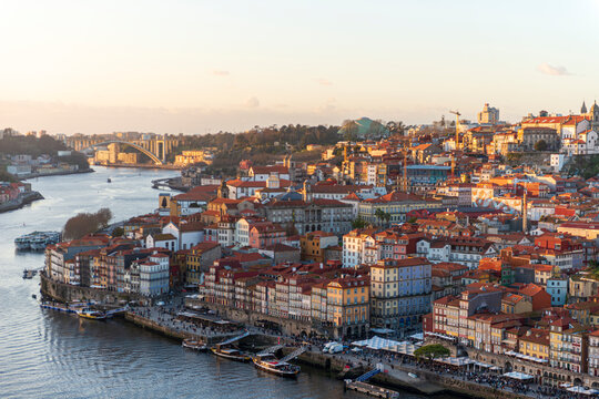 Atardecer en Oporto con vistas panor&aacute;micas de la ciudad y el r&iacute;o 2026, Sunset in Porto panoramic city and river views 2026, Panoramischer Sonnenuntergang &uuml;ber Porto und dem Fluss 2026, 2026年 ポルトの街と川のパ