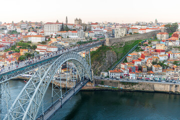 Fototapeta premium Oporto Puente de Don Luis I, Dom Luís I Bridge in Porto, Dom-Luís-I.-Brücke in Porto, ポルト ドン・ルイス1世橋, Pont Dom-Luís-I à Porto, Ponte Dom Luís I no Porto, 波尔图唐·路易斯一世大桥