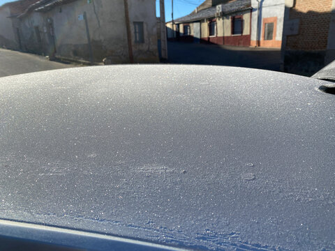 escarcha en el techo del coche amanecer